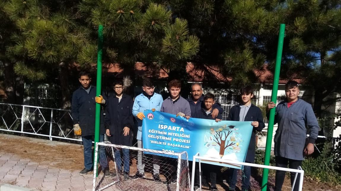 Okulumuz Öğrencileri Ali Orhan Kirişoğlu İlkokulu'na minyatür kale ve voleybol direkleri yapmıştır.